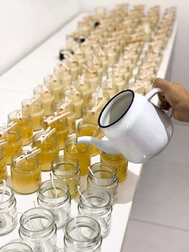 enchimento manual de velas aromáticas com cera vegetal produção artesanal Candela Aromas