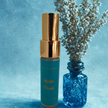 Perfume Herba Purah 15 ml Candela Aromas fundo azul com vaso floral