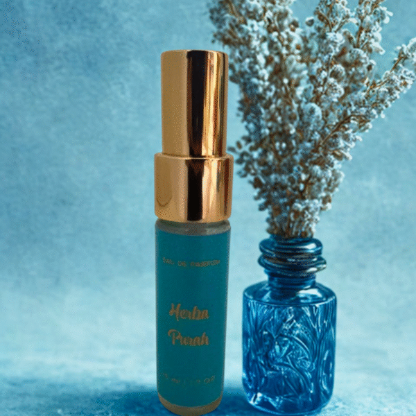 Perfume Herba Purah 15 ml Candela Aromas fundo azul com vaso floral