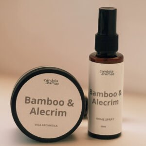 Vela e home spray Bamboo & Alecrim sobre fundo texturizado.