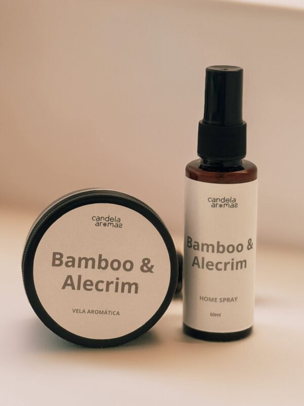Vela e home spray Bamboo & Alecrim sobre fundo texturizado.