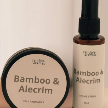 Vela aromática e home spray Bamboo & Alecrim Candela Aromas em fundo neutro.