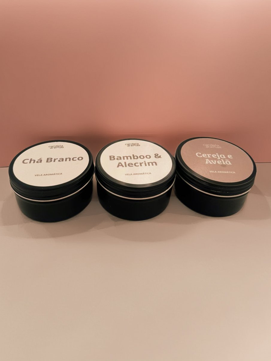 Velas aromáticas da Candela Aromas sobre superfície espelhada