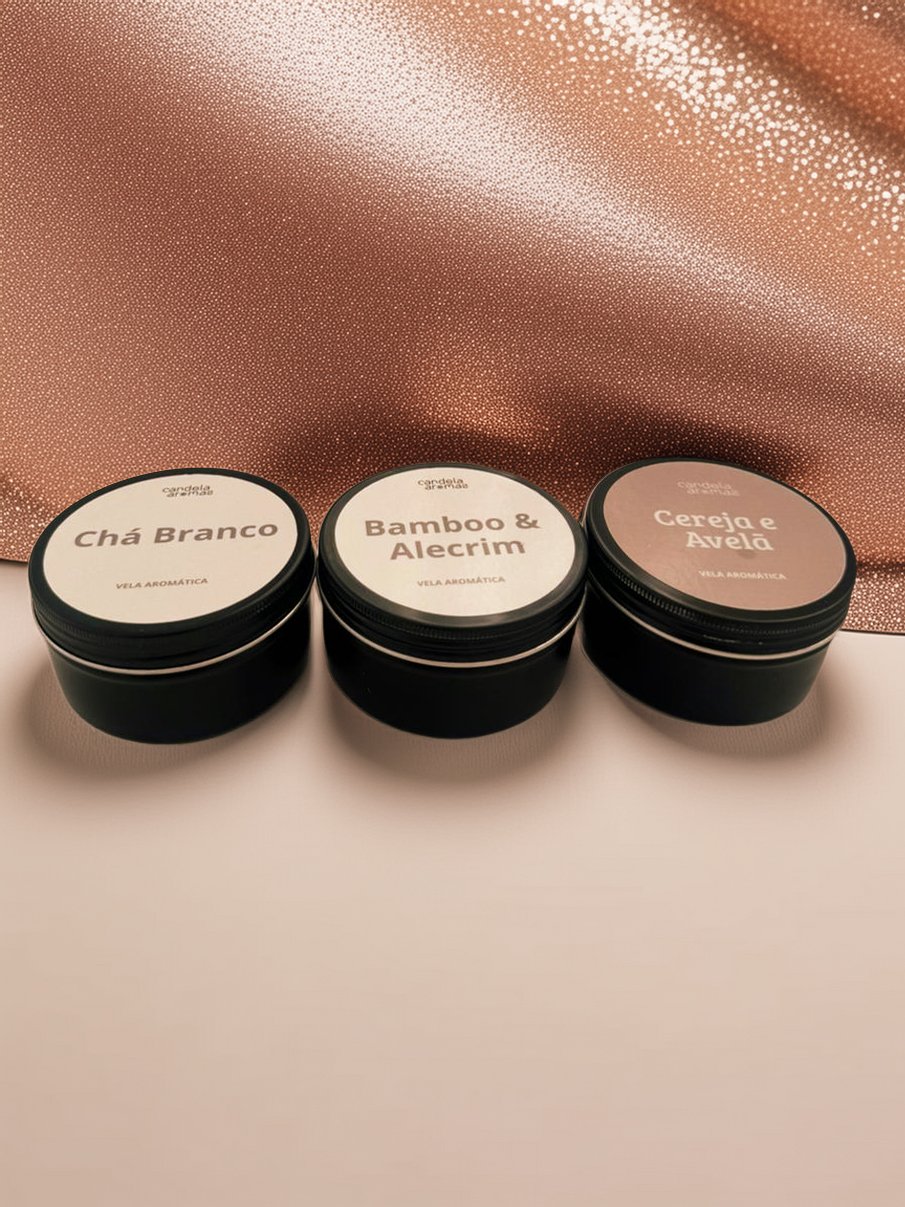 Velas aromáticas iluminadas com luz quente