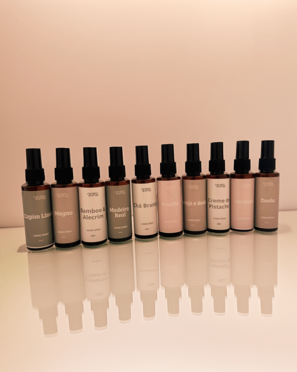 Coleção Completa Home Spray 10 Aromas Candela Aromas – kit promocional com 10 fragrâncias. Home Sprays Candela Aromas – kit com 10 aromas exclusivos. Kit promocional Candela Aromas com 10 home sprays variados. Kit 10 Home Sprays Candela Aromas em linha completa de fragrâncias. Home Spray Candela Aromas – coleção com 10 essências para perfumar ambientes.