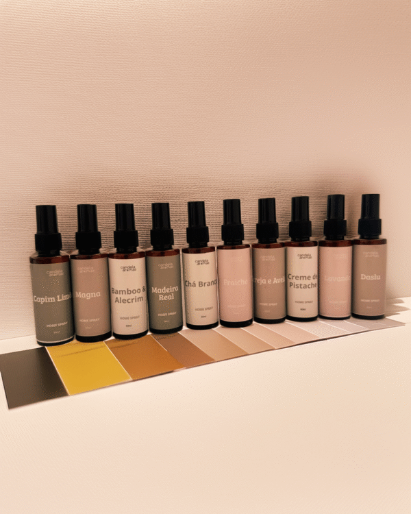 Coleção Completa Home Spray 10 Aromas Candela Aromas – kit promocional com 10 fragrâncias. Home Sprays Candela Aromas – kit com 10 aromas exclusivos. Kit promocional Candela Aromas com 10 home sprays variados. Kit 10 Home Sprays Candela Aromas em linha completa de fragrâncias. Home Spray Candela Aromas – coleção com 10 essências para perfumar ambientes.