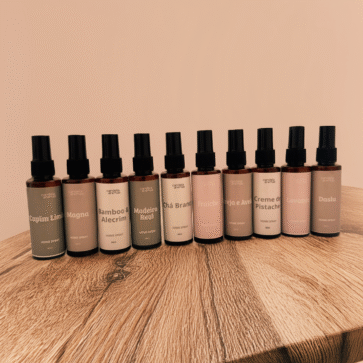A Coleção Completa Home Spray 10 Aromas reúne as fragrâncias mais queridas da Candela Aromas em um único kit promocional. São 10 sprays de 60 ml cada, perfeitos para perfumar qualquer ambiente com praticidade, elegância e durabilidade.