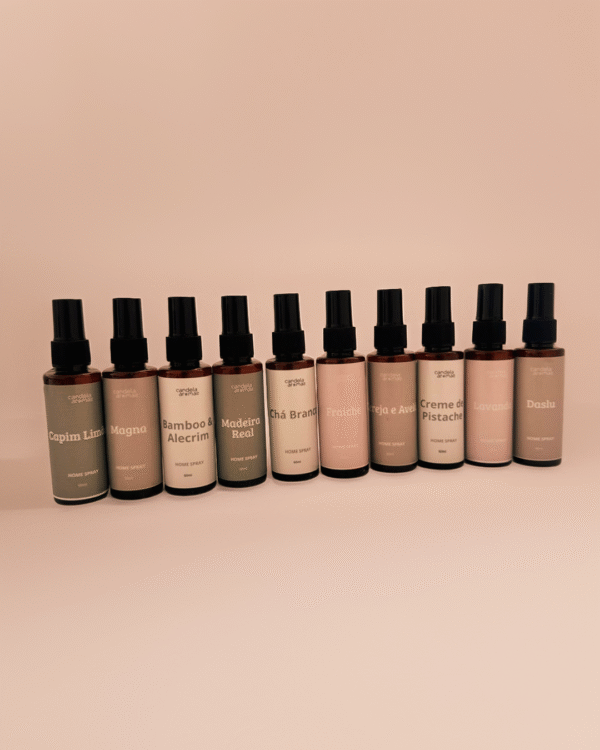 Coleção Completa Home Spray 10 Aromas Candela Aromas – kit promocional com 10 fragrâncias. Home Sprays Candela Aromas – kit com 10 aromas exclusivos. Kit promocional Candela Aromas com 10 home sprays variados. Kit 10 Home Sprays Candela Aromas em linha completa de fragrâncias. Home Spray Candela Aromas – coleção com 10 essências para perfumar ambientes.