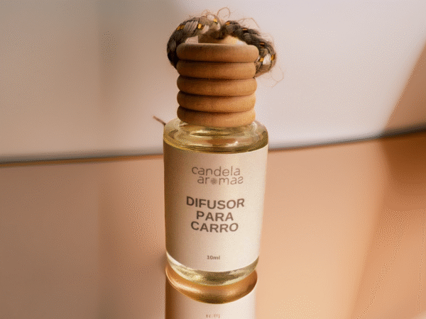 Coleção de difusores automotivos Candela Aromas em várias cores sobre fundo bege.