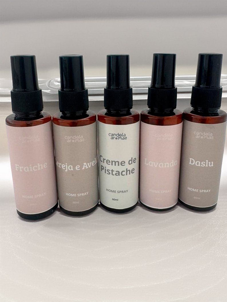 Cinco home sprays Candela Aromas alinhados em tons suaves