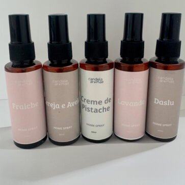 Conjunto de 5 Home Sprays Candela Aromas em tons pastéis.