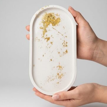Bandeja tamanho com folhas de ouro ou estampa temática